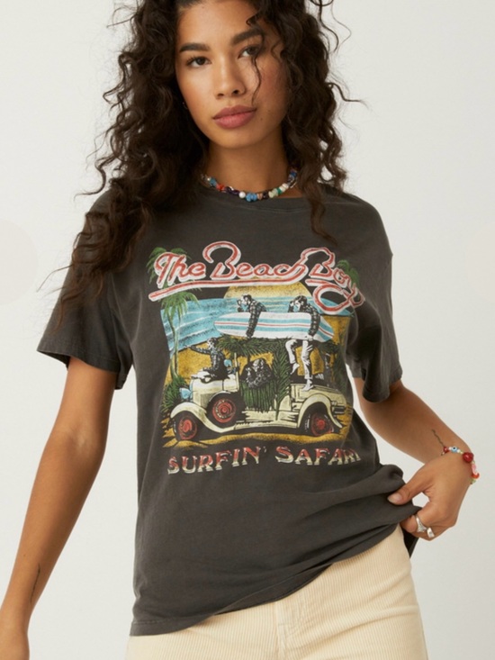 Daydreamer Tops - Daydreamer Beach Boys Surfin’ Safari Boyfriend Tee in Vintage Black